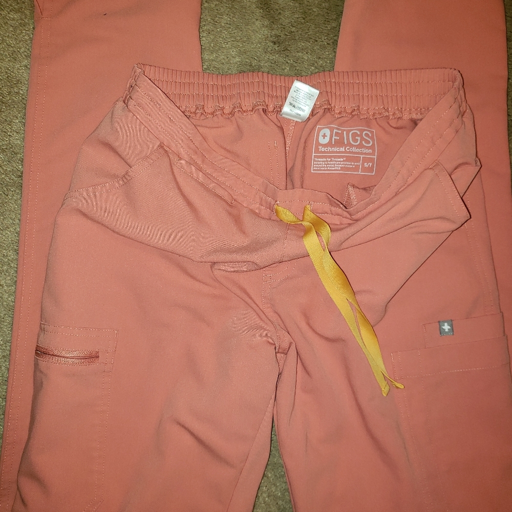 Figs coral yola small tall scrub pants